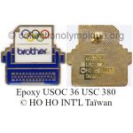 26 02 Club Top pin's Brother époxy signé USOC 36 USC 380 © HO HO INT'L Taïwan