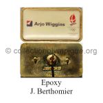 56_03 Albertville 1992 pin's fournisseur officiel Arjo Wiggins Epoxy signé J. Berthomier