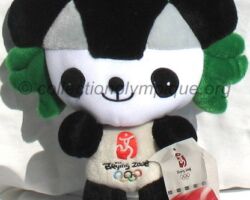 mascotte olympique, Jingjing le panda, peluche hauteur 27 cm. Les Fuwa (petits copains) représentent les couleurs des anneaux olympiques et symbolisent les 5 éléments, la mer, la forêt, le feu, la terre et le ciel. 4 s'identifient à un animal populaire en Chine: Beibei le poisson, Jingjing le panda, Yingying l'antilope tibétaine et Nini l'hirondelle, le 5ème, Huanhuan, est la flamme olympique.