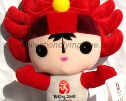 mascotte olympique, Huanhuan la flamme olympique, peluche hauteur 30 cm. Les Fuwa (petits copains) représentent les couleurs des anneaux olympiques et symbolisent les 5 éléments, la mer, la forêt, le feu, la terre et le ciel. 4 s'identifient à un animal populaire en Chine: Beibei le poisson, Jingjing le panda, Yingying l'antilope tibétaine et Nini l'hirondelle, le 5ème, Huanhuan, est la flamme olympique.