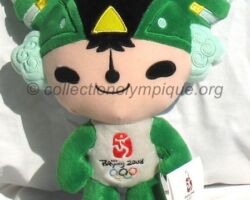 mascotte olympique, Nini l'hirondelle, peluche hauteur 25 cm. Les Fuwa (petits copains) représentent les couleurs des anneaux olympiques et symbolisent les 5 éléments, la mer, la forêt, le feu, la terre et le ciel. 4 s'identifient à un animal populaire en Chine: Beibei le poisson, Jingjing le panda, Yingying l'antilope tibétaine et Nini l'hirondelle, le 5ème, Huanhuan, est la flamme olympique.