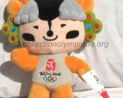 mascotte olympique, Yingying l'antilope tibétaine, peluche hauteur 23 cm. Les Fuwa (petits copains) représentent les couleurs des anneaux olympiques et symbolisent les 5 éléments, la mer, la forêt, le feu, la terre et le ciel. 4 s'identifient à un animal populaire en Chine: Beibei le poisson, Jingjing le panda, Yingying l'antilope tibétaine et Nini l'hirondelle, le 5ème, Huanhuan, est la flamme olympique.